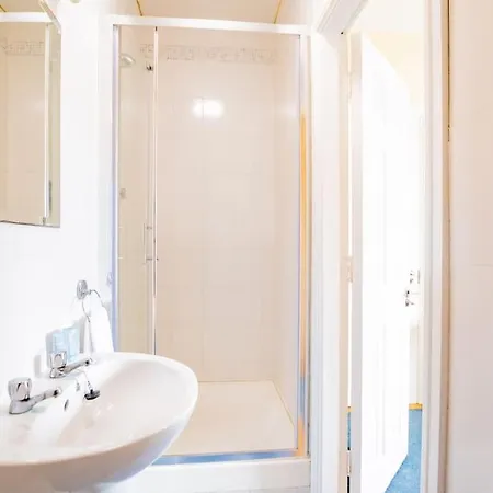 57 - Large Three Bed With Parking
