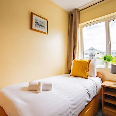 57 - Large Three Bed With Parking Apartment *