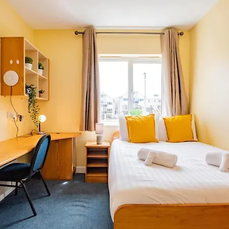 57 - Large Three Bed With Parking *