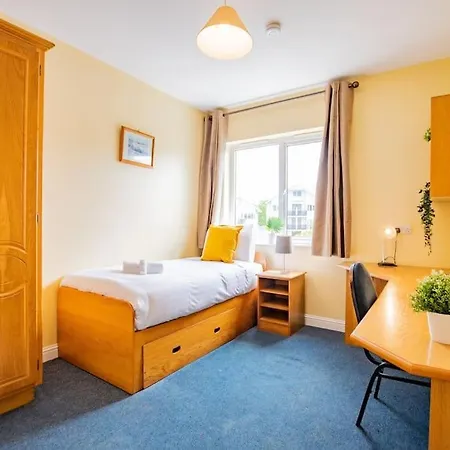 57 - Large Three Bed With Parking Apartment *