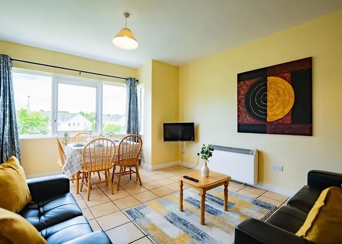 57 - Large Three Bed With Parking Appartamento *