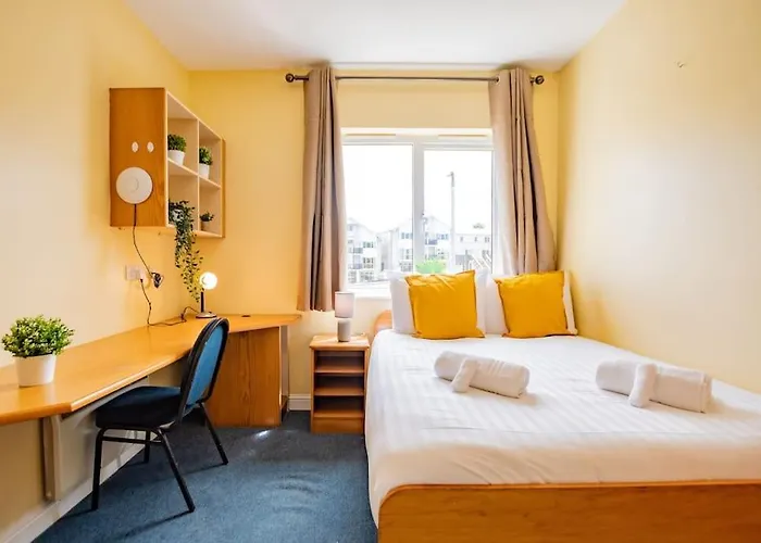 57 - Large Three Bed With Parking *