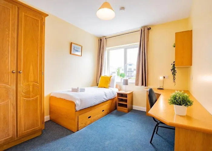 57 - Large Three Bed With Parking Апартаменты *